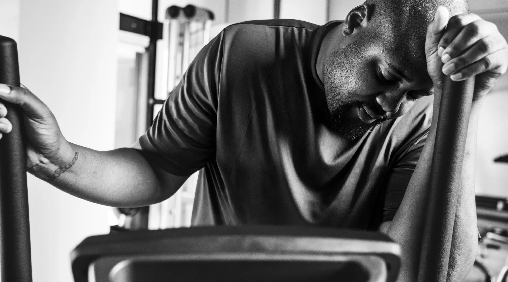 Personne fatiguée à la salle de sport